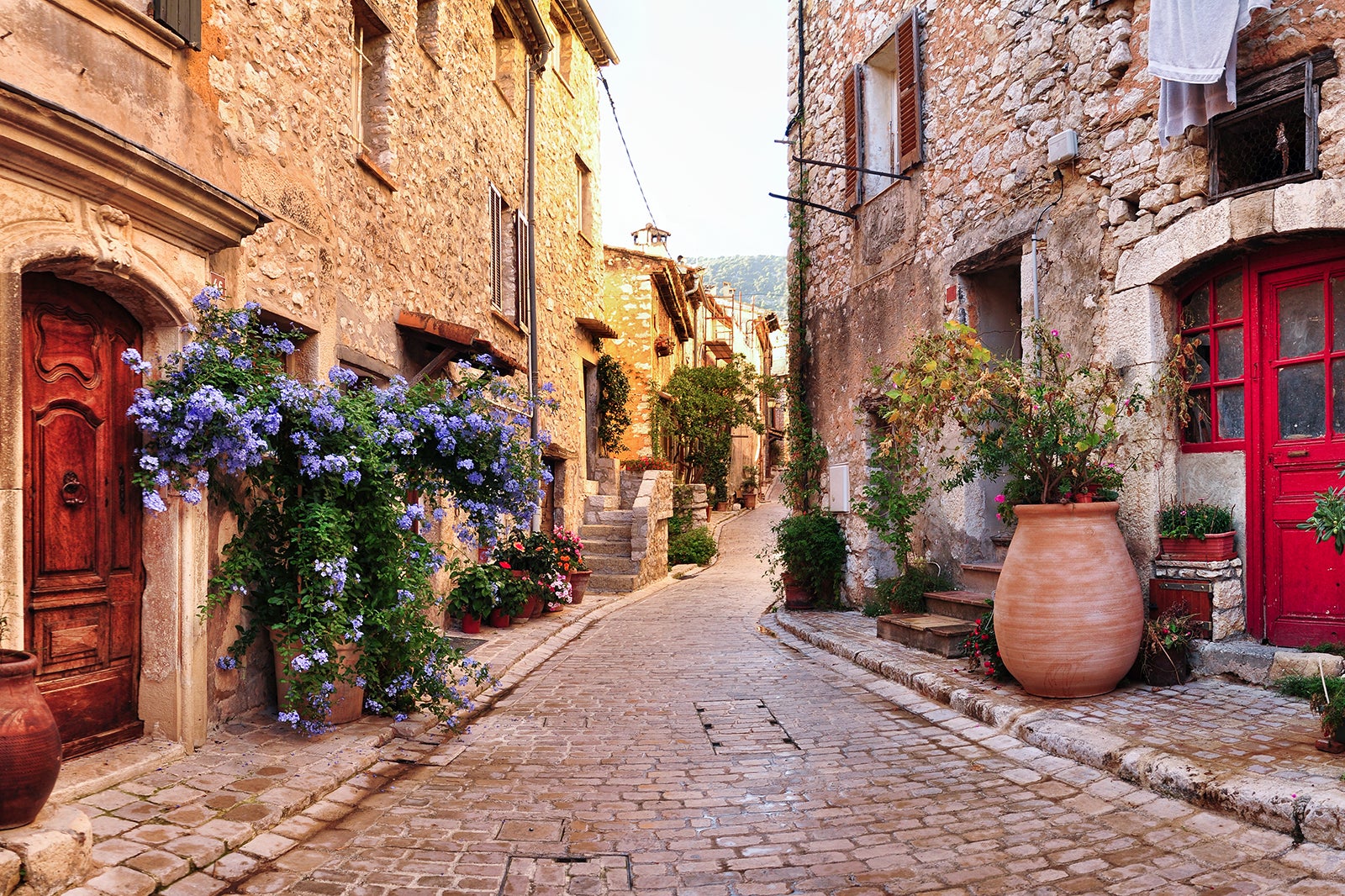 Unmatched Elegance: Explore Antibes with HSE-Plateform’s Private Chauffeur Service