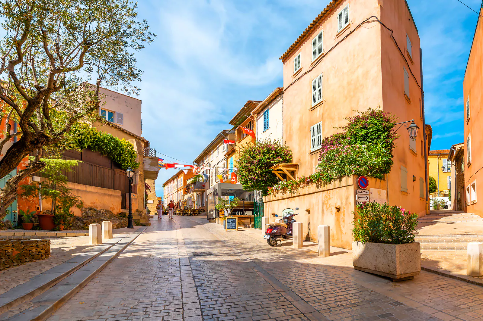 Experience Saint-Tropez in Luxury: HSE-Plateform’s Premier Private Chauffeur Service